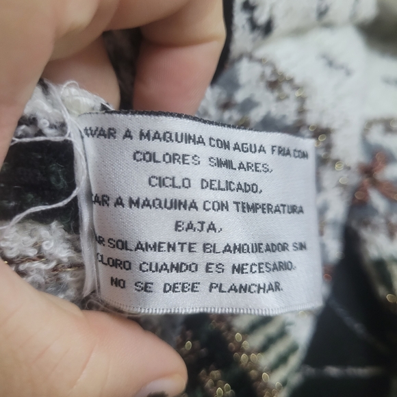 Chic Black and White Patterned Sweater - Picture 7 of 7